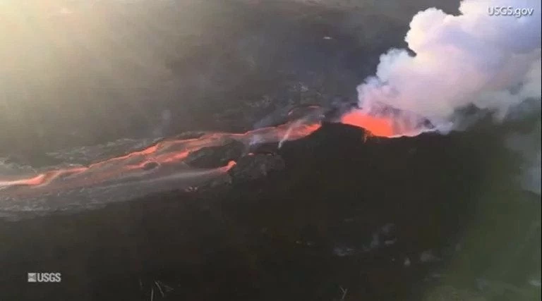 Εικόνες «Αποκάλυψης» από το ποτάμι λάβας στη Χαβάη – Εναέρια πλάνα που κόβουν την ανάσα (βίντεο)